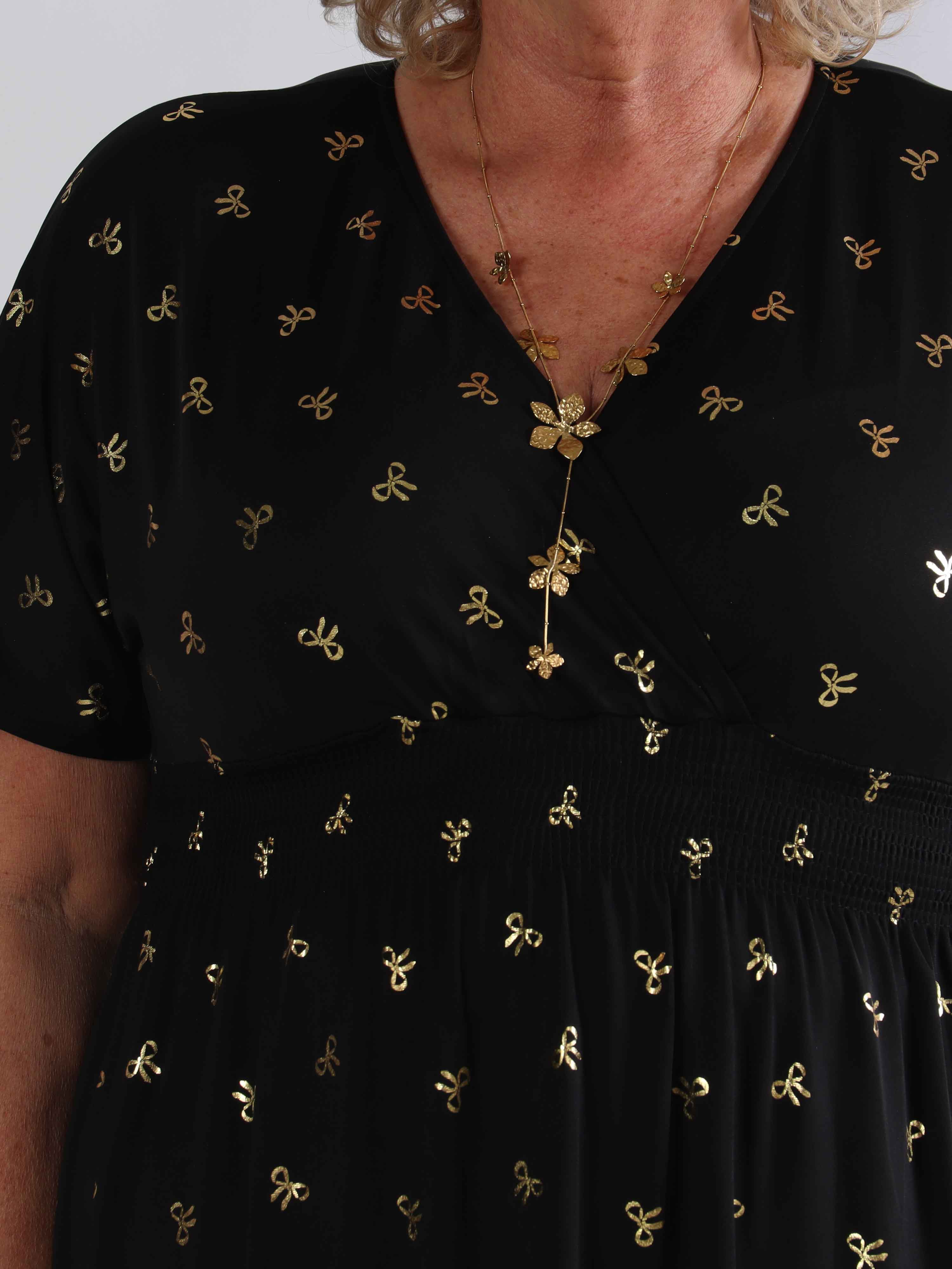 Pams Gold Bow Short - Plus size kjole med smock i livet og fine guld sløjfer